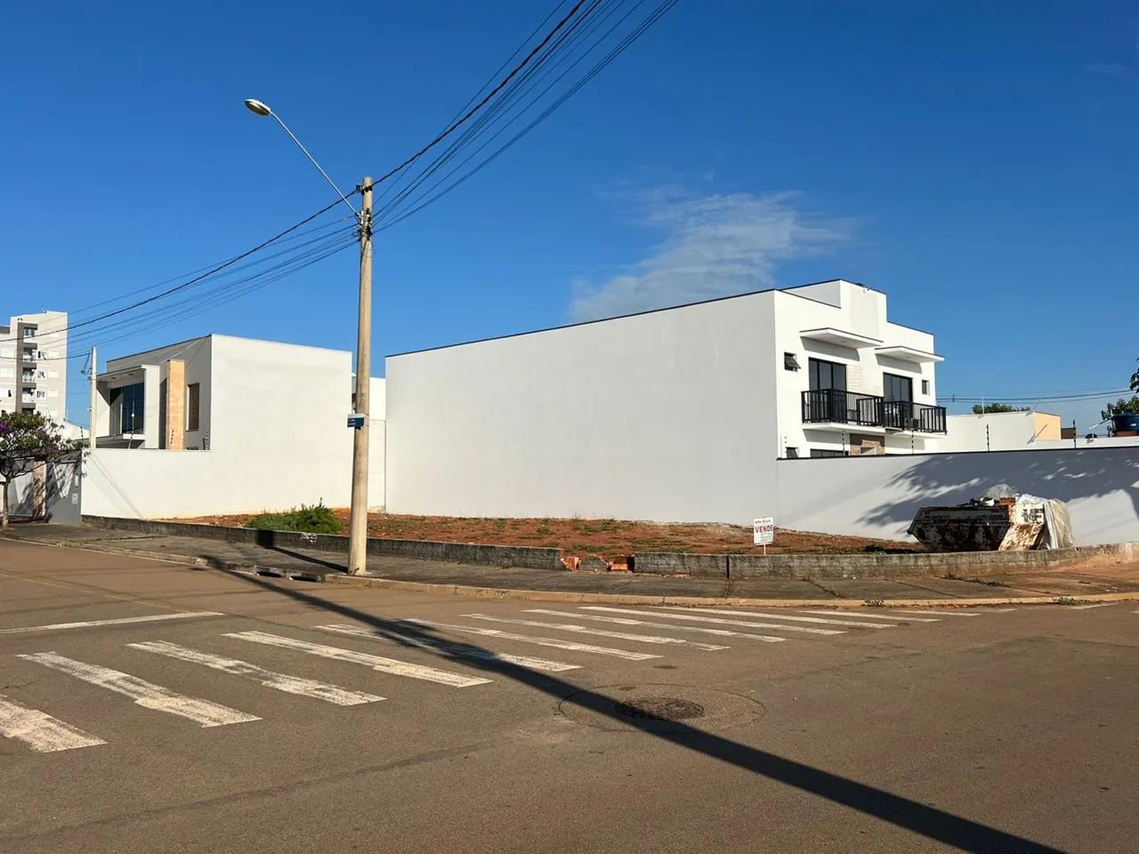 Excelente terreno de esquina - com projeto aprovado de 17 Studios  - Foto 2