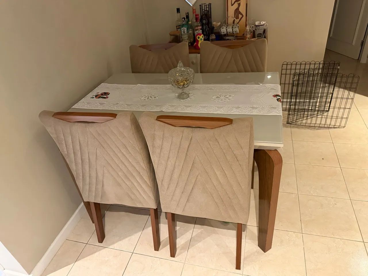 Mesa de jantar + quatro cadeiras - Foto 2