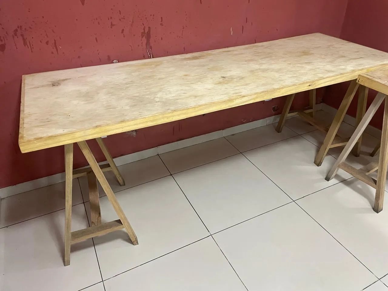 Mesa com tampão de madeira 