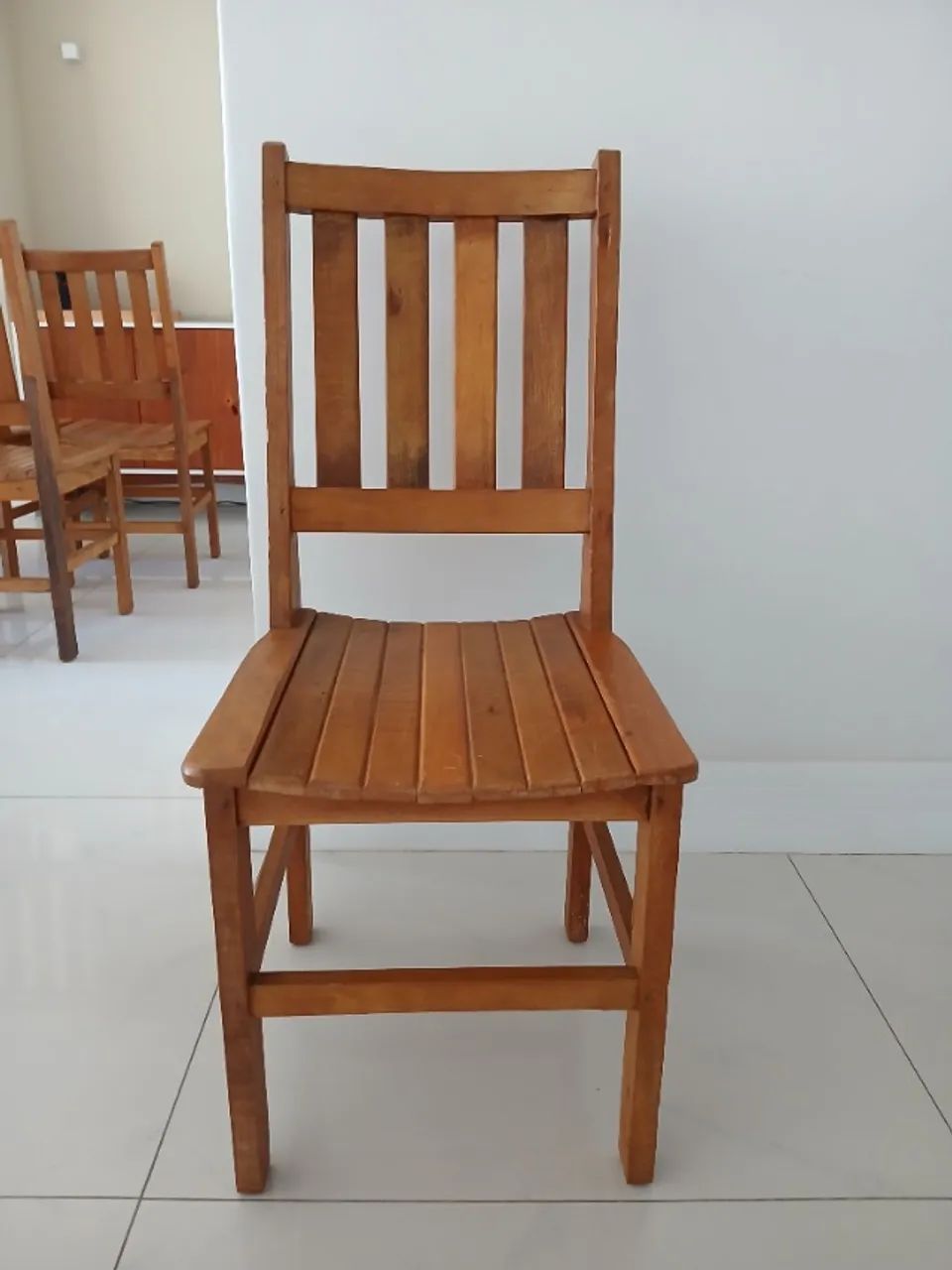 Mesa em Madeira Maciça com 8 Cadeiras - Foto 5