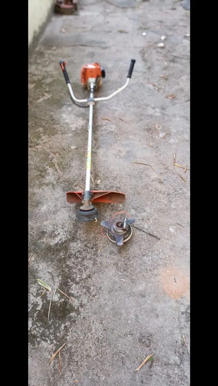 Roçadeira Stihl FS 80 gasolina e acessórios  - Foto 3