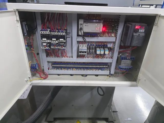 PRENSA HIDRÁULICA AUTOMÁTICA DE CORTE - 80 TONELADAS - DUPLA MESA - Foto 4
