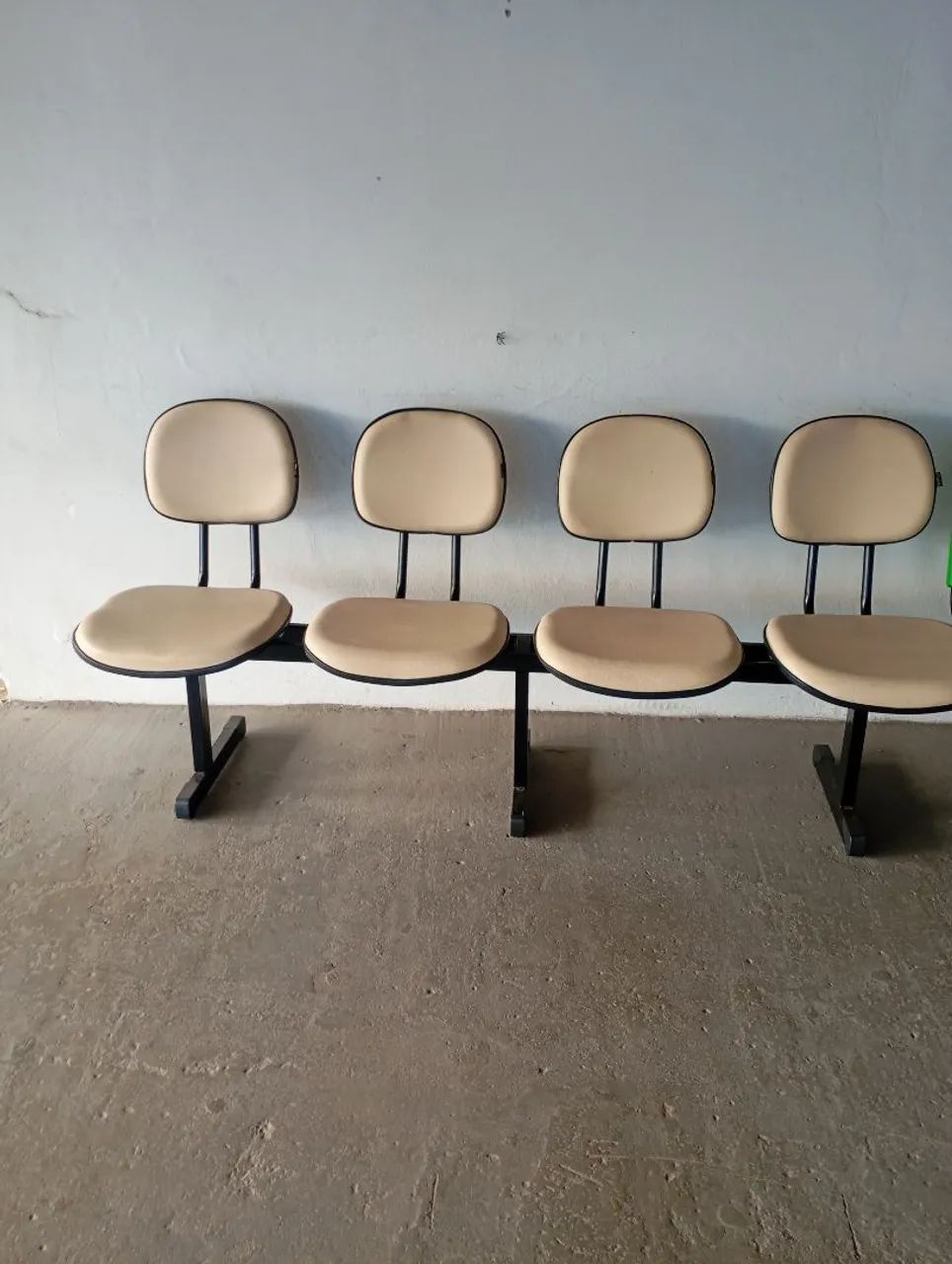 Vende-se cadeiras e porta