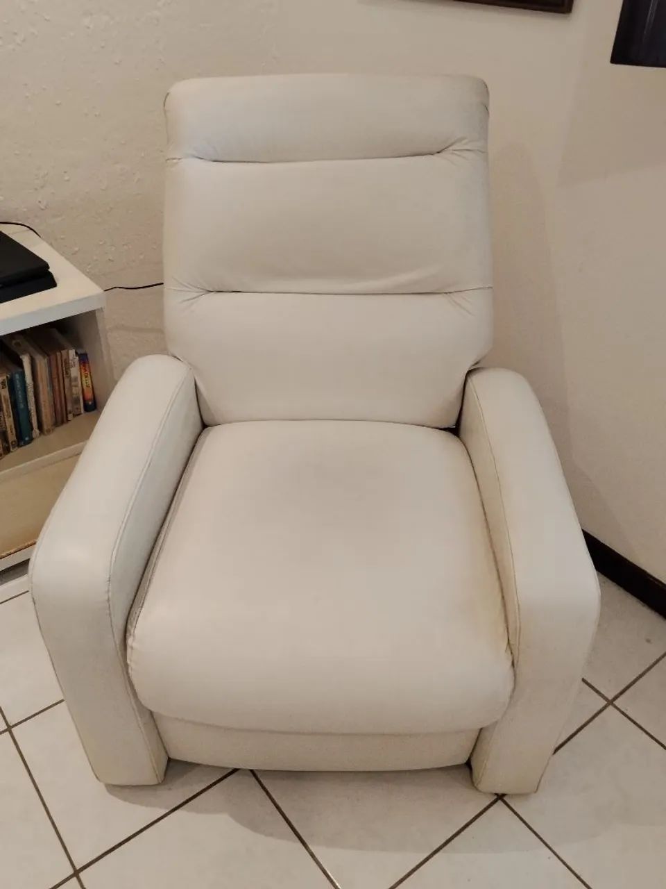 Poltrona branca reclinável 