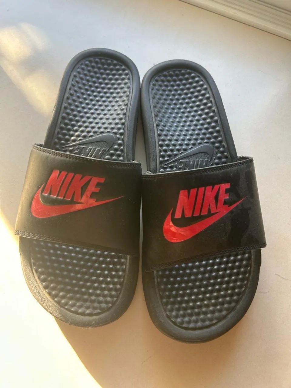 Chinelo Nike Slide - preto e vermelho - Foto 2
