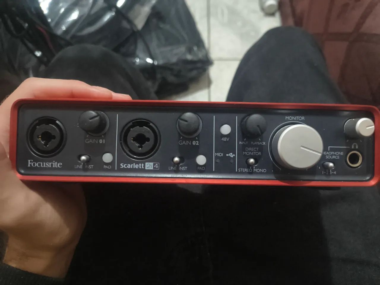 Interface de Áudio Focusrite Scarlett 2i4  - Foto 2