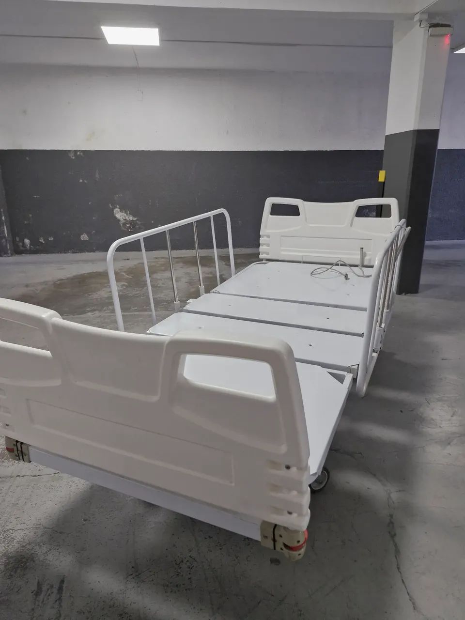 Cama hospitalar motorizada.