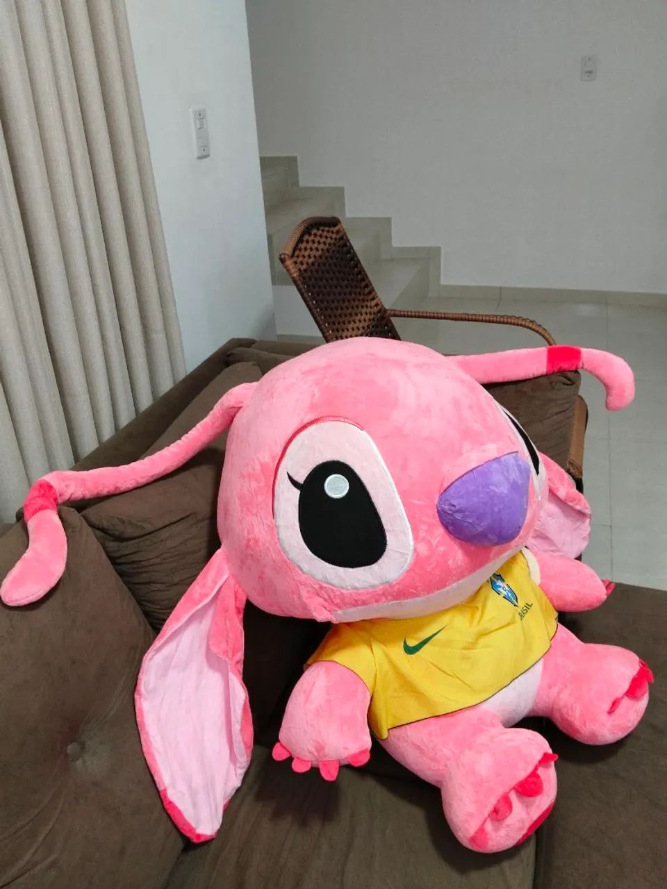 Vendo pelúcia gigante Lilo Stitch rosa em clima de copa com camisa da seleção brasileira 
