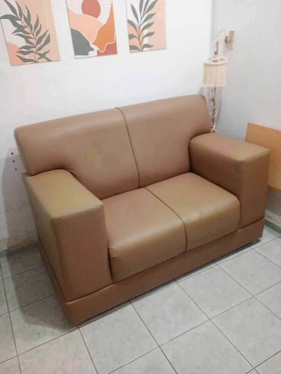 Sofá 2 lugares de couro bege - Foto 3
