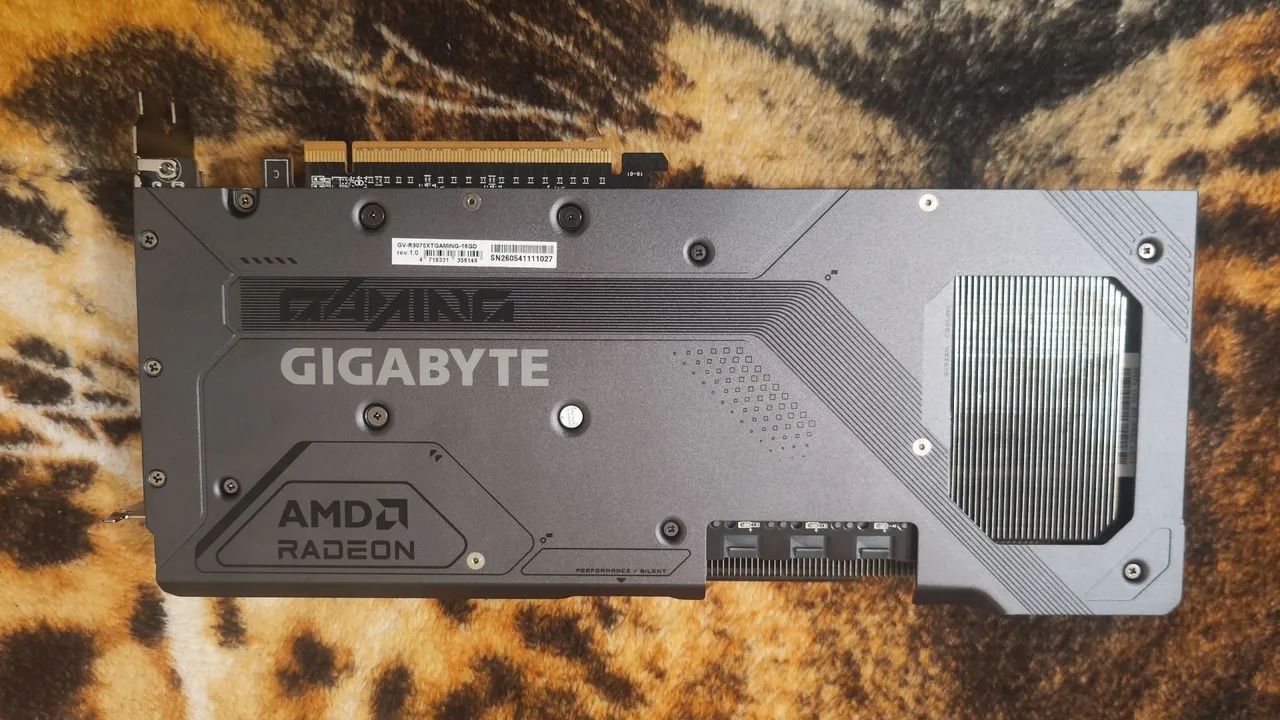 Placa de vídeo RX 9070 XT 16GB Gigabyte *2 meses de comprado* - Foto 2