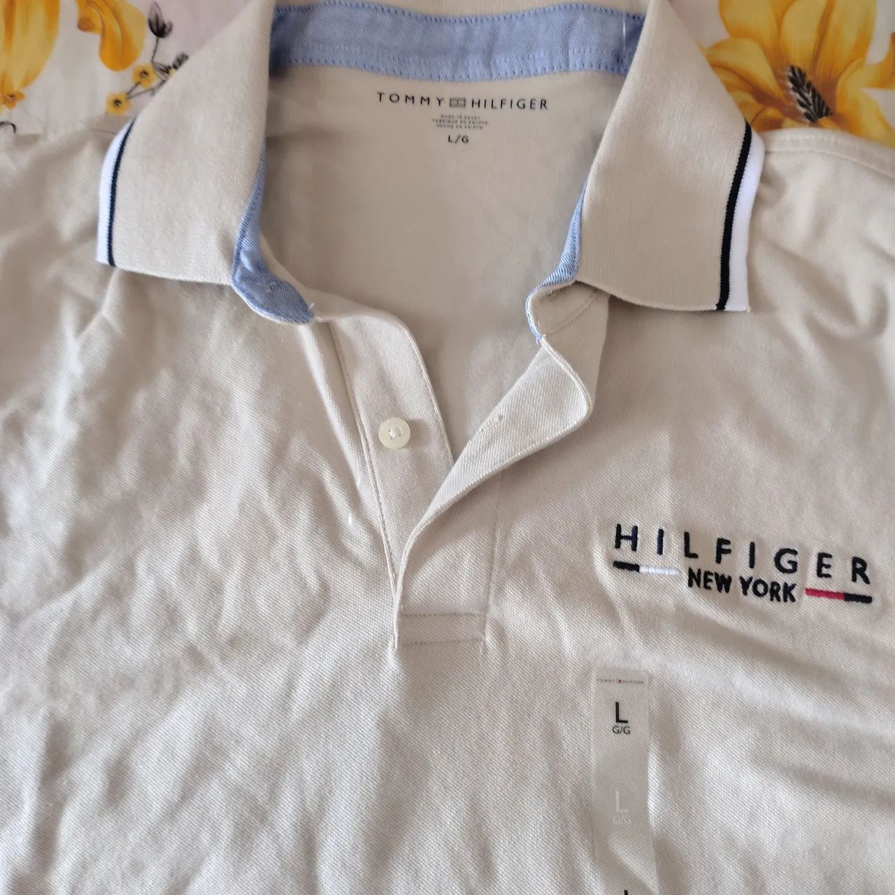 Camisa marca Tommy Hilfiger, nova, original, importada, tamanho Grande, cor creme clara - Foto 2
