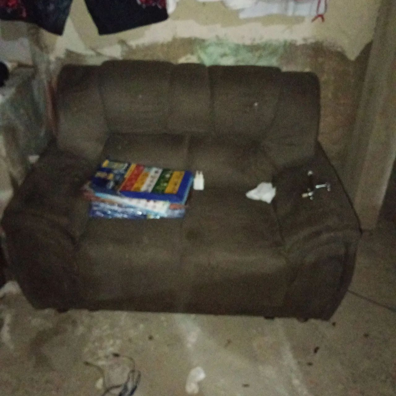 Vendo um sofá 2 lugares. O Estado do produto e bom . Não tem cheiro mofo e nem odor .