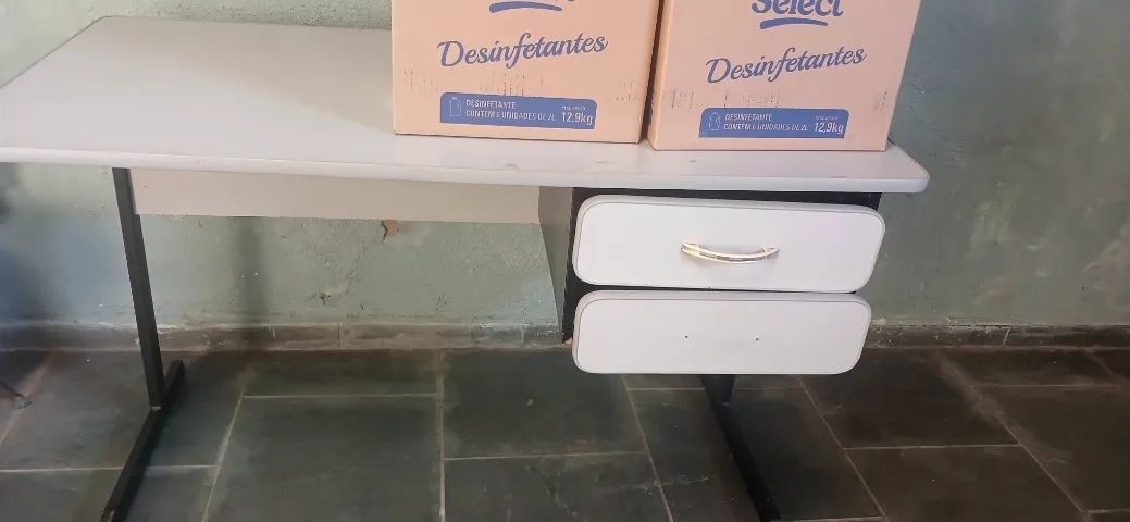 Mesa escrivaninha com gavetas