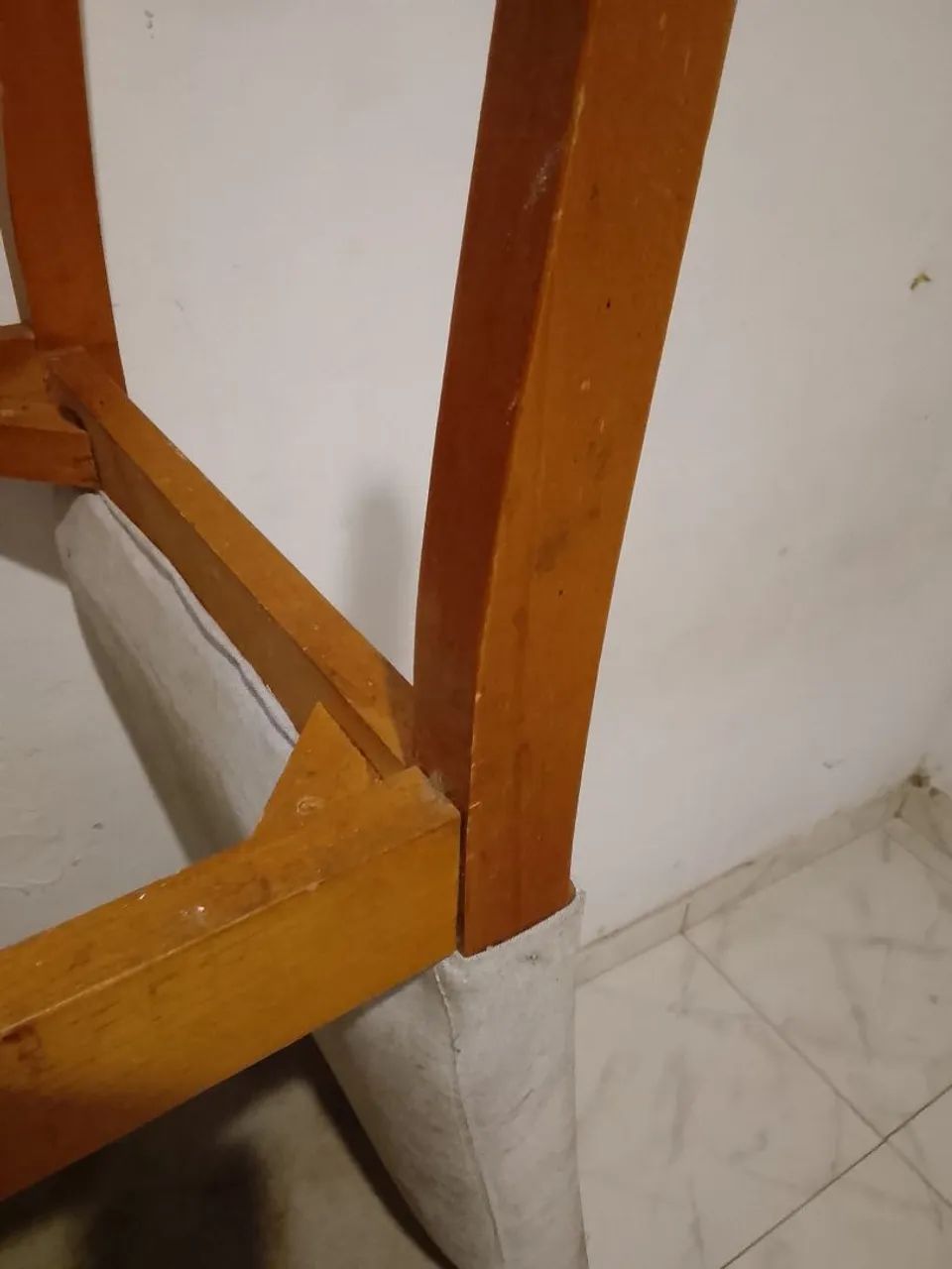 04 cadeira em madeira para cozinha precisa trocar o assento  - Foto 4
