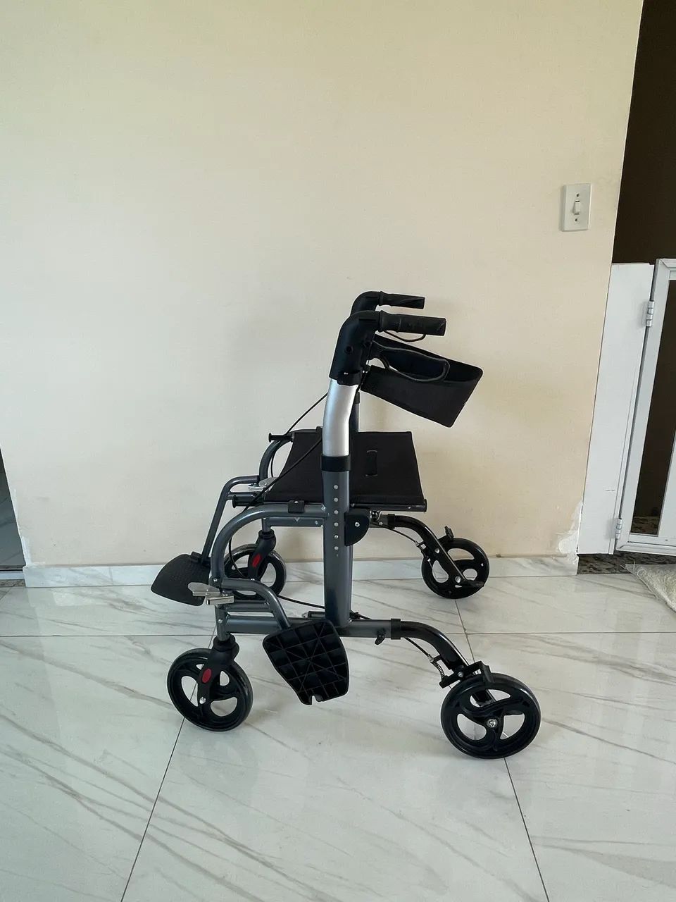 Vendo andador com cadeira de rodas - Foto 4