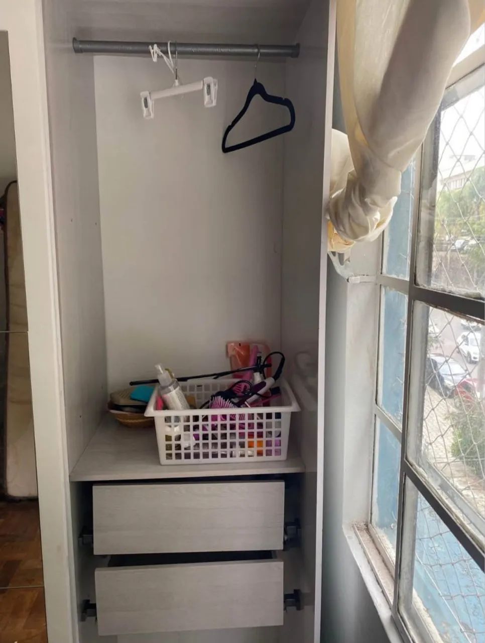 Vendo guarda roupa 2 portas com espelho  - Foto 2
