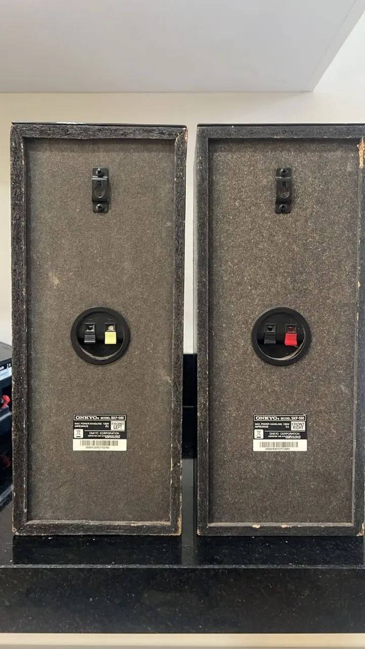 Caixas Frontais/Laterais: Onkyo SKF-580