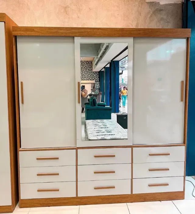 Guarda roupa com 3 portas de correr e 9 gavetas