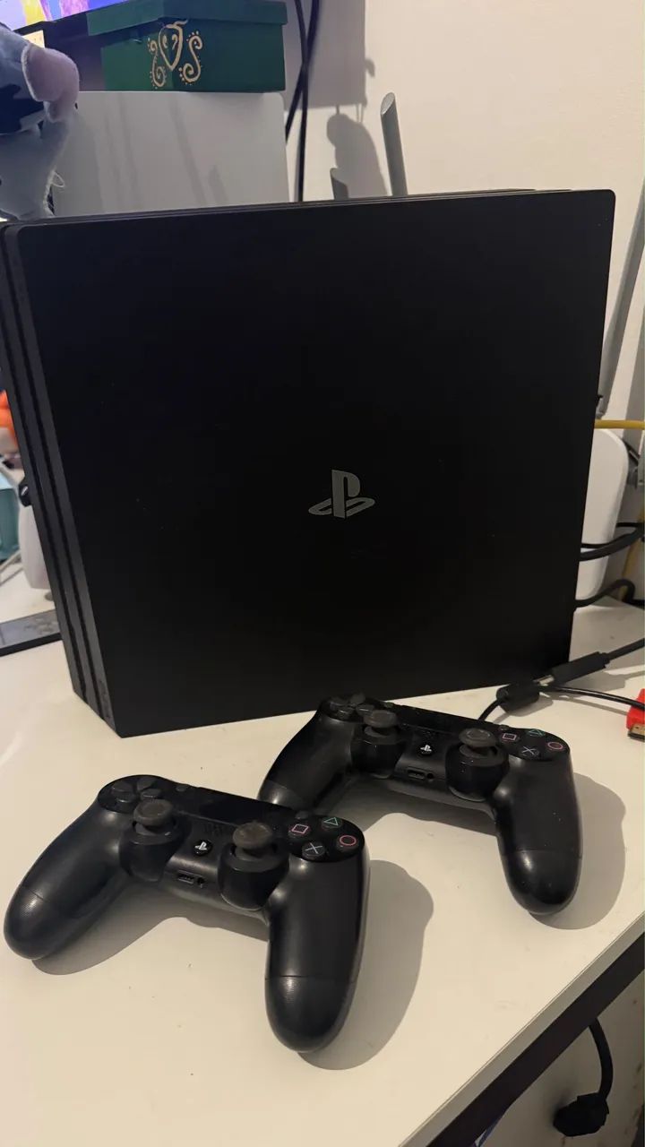 Ps4 Pro  1Tb com 2 controles 