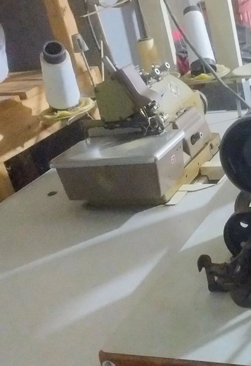 Máquina de Costura Overloque Industrial com Mesa