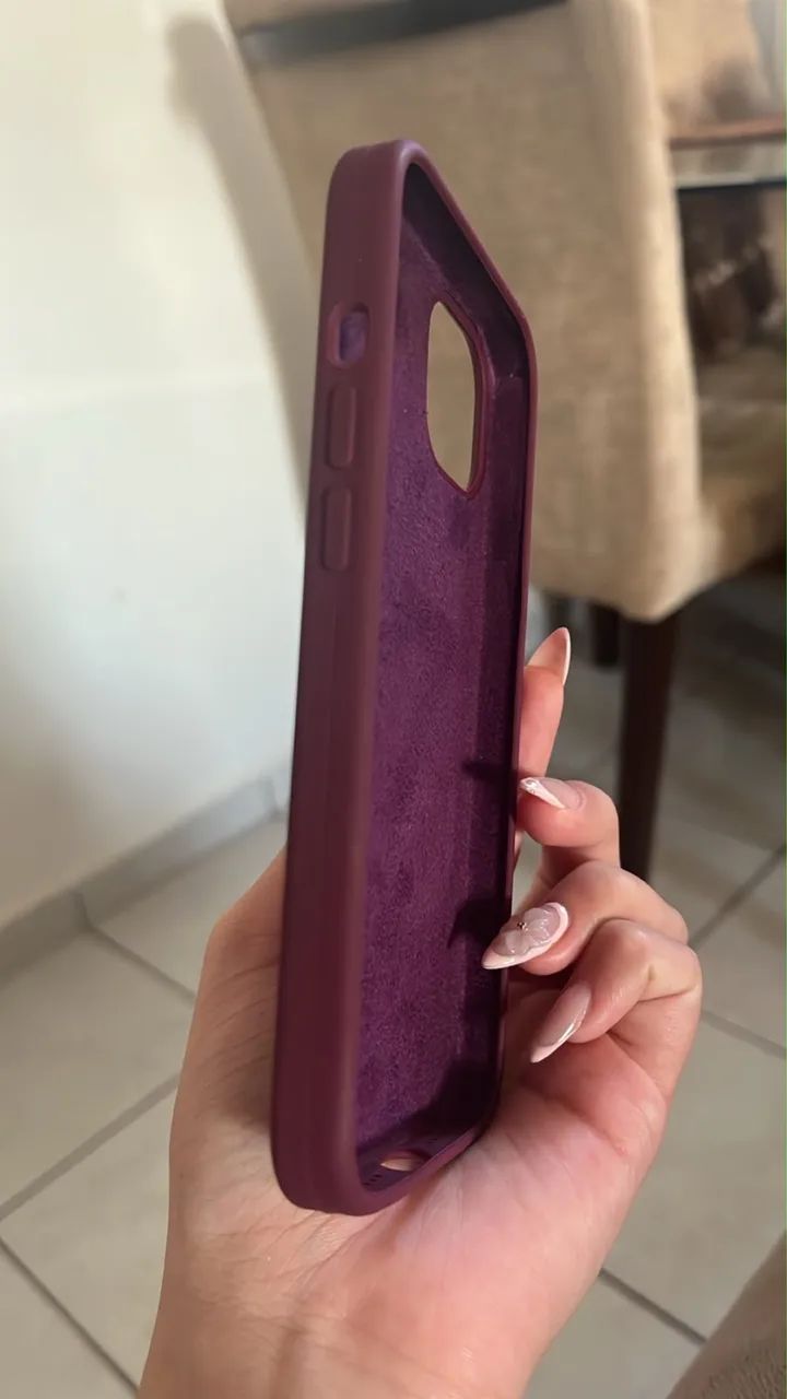Capinha iPhone 13 vinho nunca usada  - Foto 3