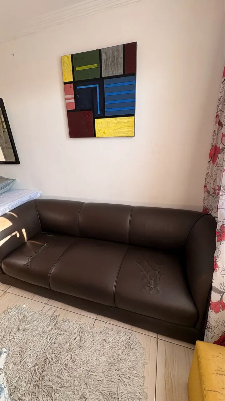SOFÁ 3 LUGARES DE COURO MARROM - Foto 2
