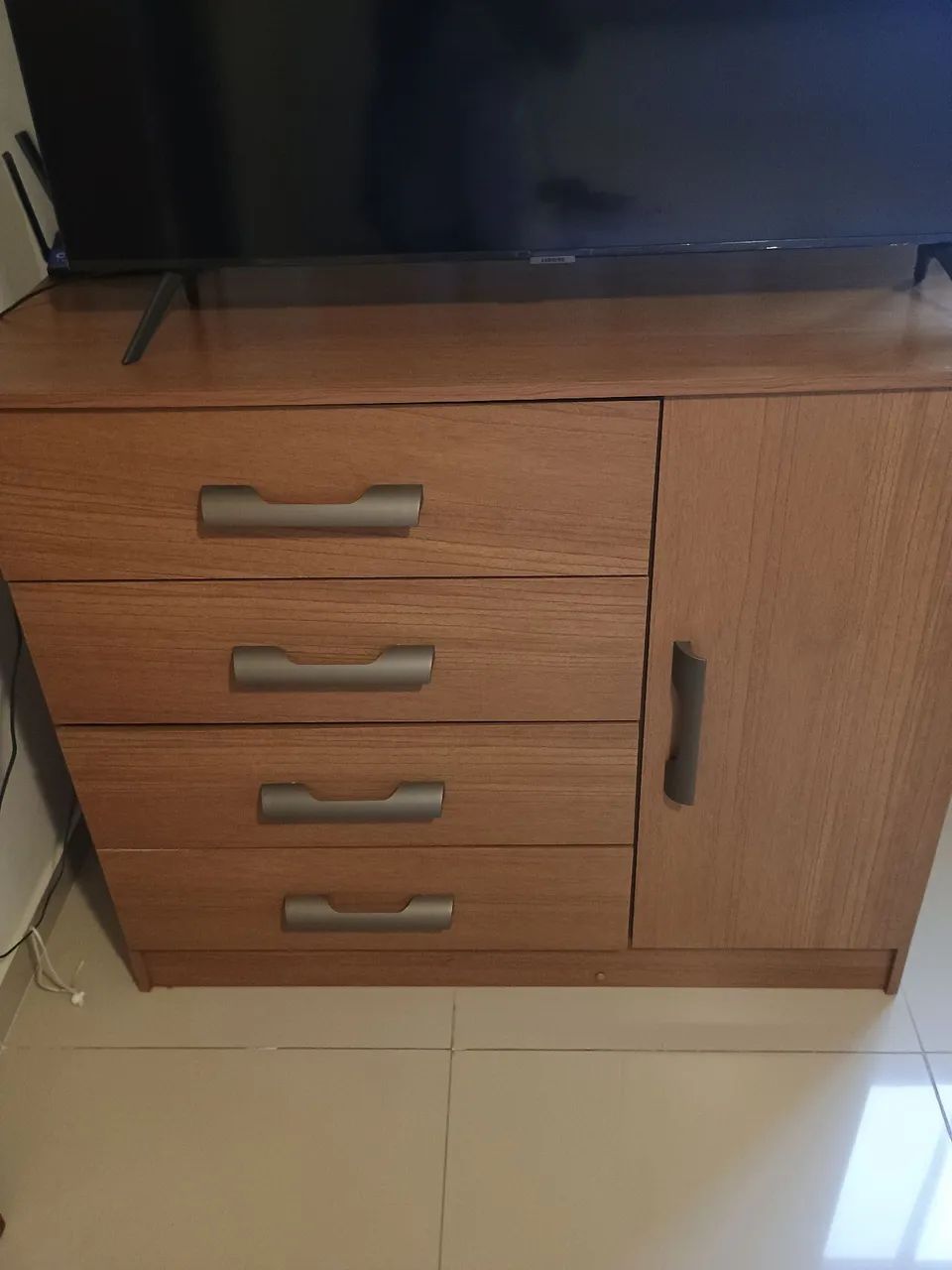 Cômoda super nova! Sem um detalhe!! com 4 gavetas e compartimento com duas divisórias.