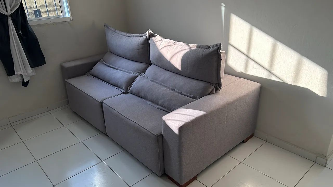 Sofá retrátil pouco usado 