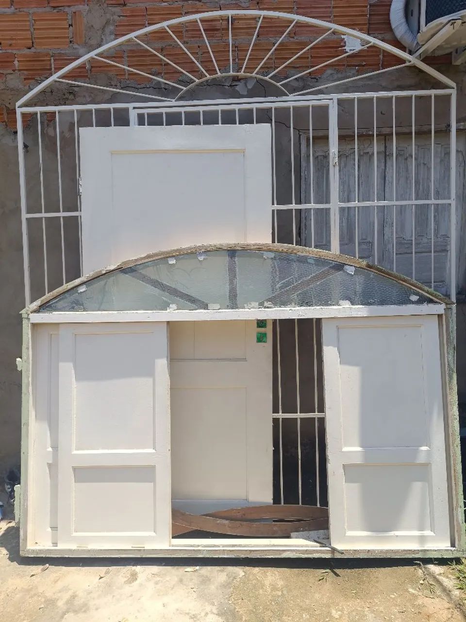 Vendo porta e janela.