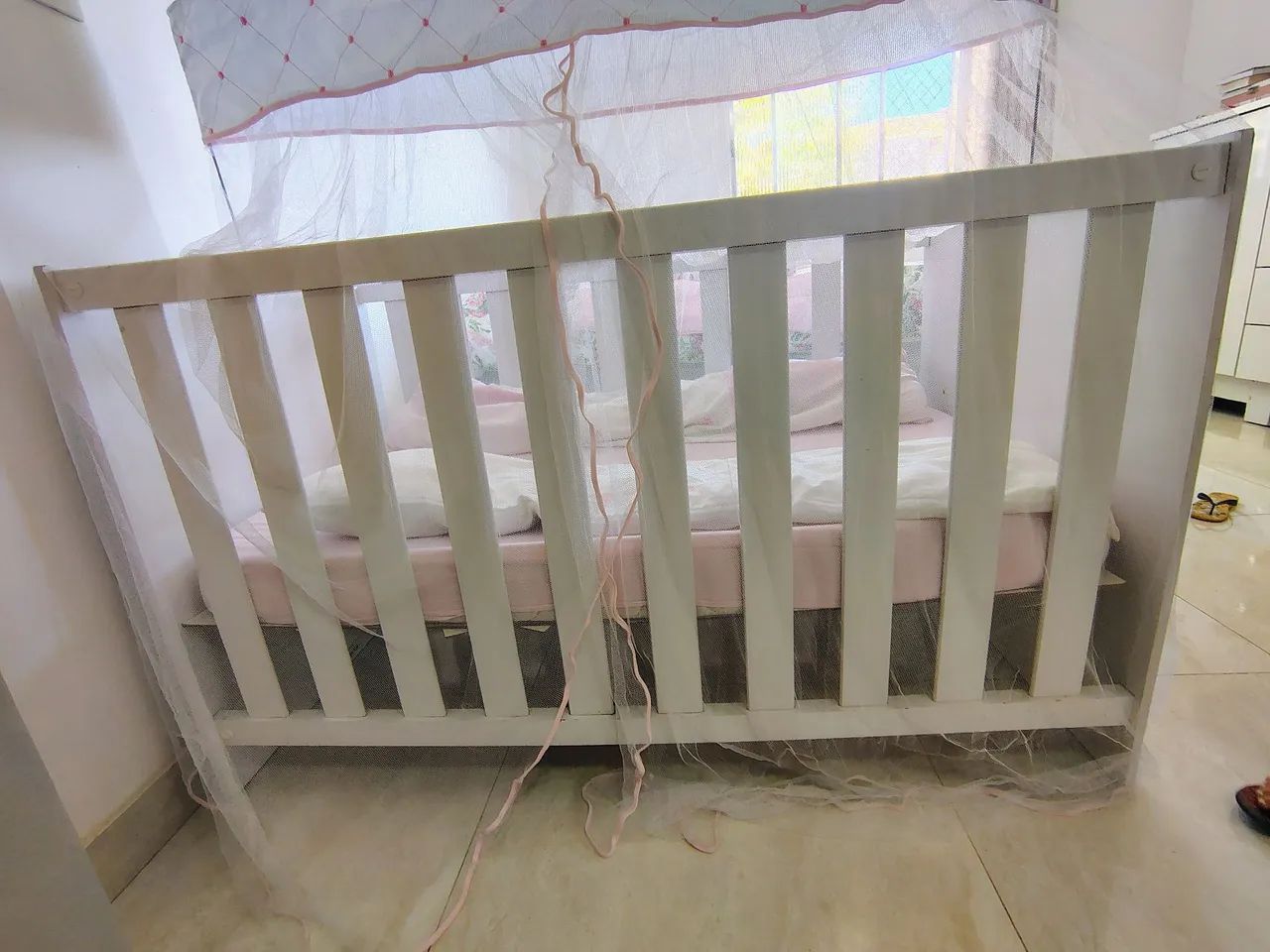 Kit berço americano branco, com decoração rosa. - Foto 4