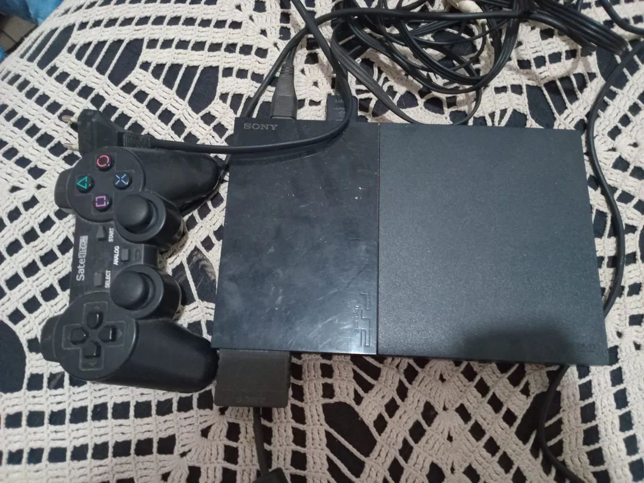PS2 usado porém funcionando perfeitamente. Acompanha um controle e três jogos - Foto 2