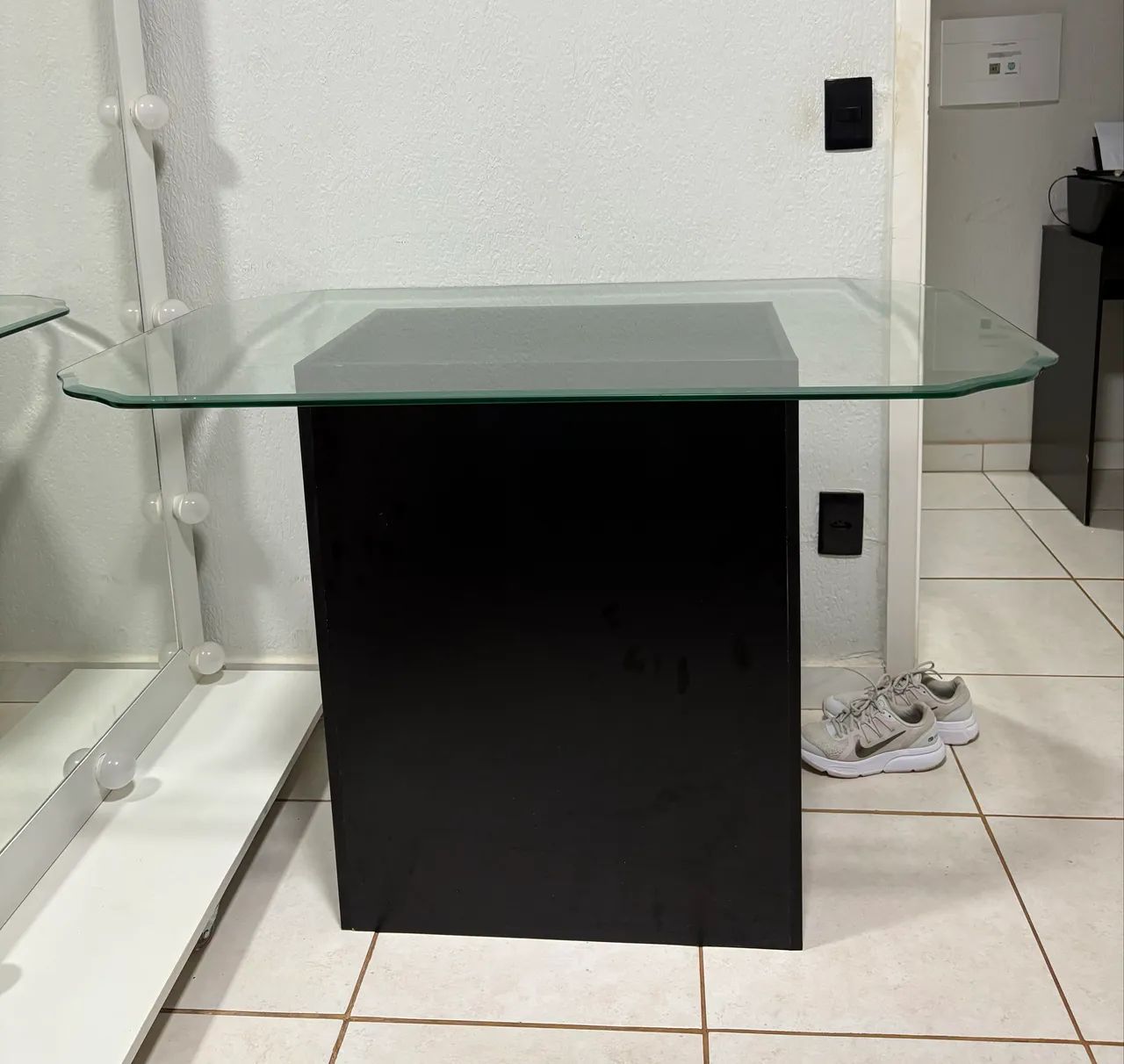 Mesa de jantar de vidro com base preta - Não acompanha cadeiras