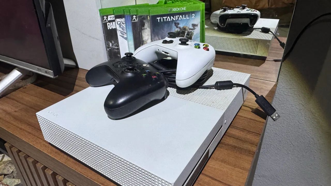 Xbox one s + 6 jogos de disco + Conta da Microsoft com mais 3 jogos 