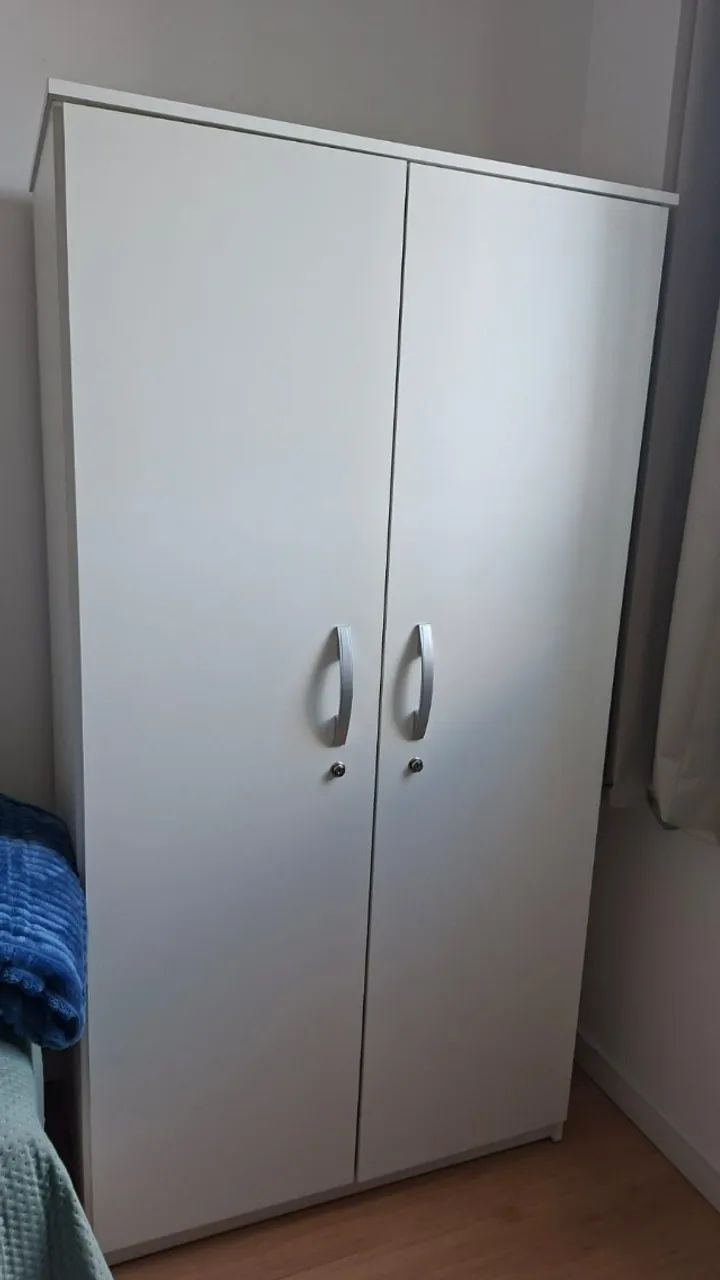 Armário multiuso com prateleiras