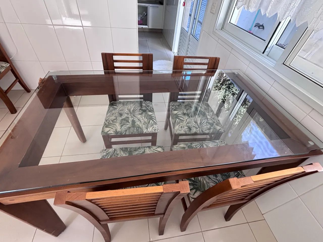 Mesa de jantar em madeira com 5 cadeiras - Foto 2