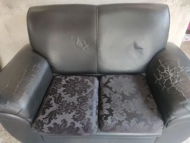 Conjunto de Sofás Pretos - 2 e 3 Lugares - Courino - Bom Estado - Foto 3