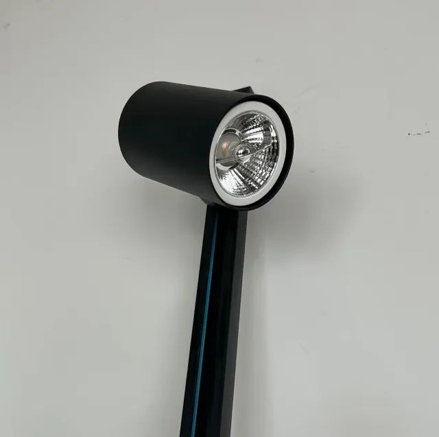Trilho de Iluminação 2m com 4 Spots Direcionáveis - Luz Quente/Amarela - Foto 3