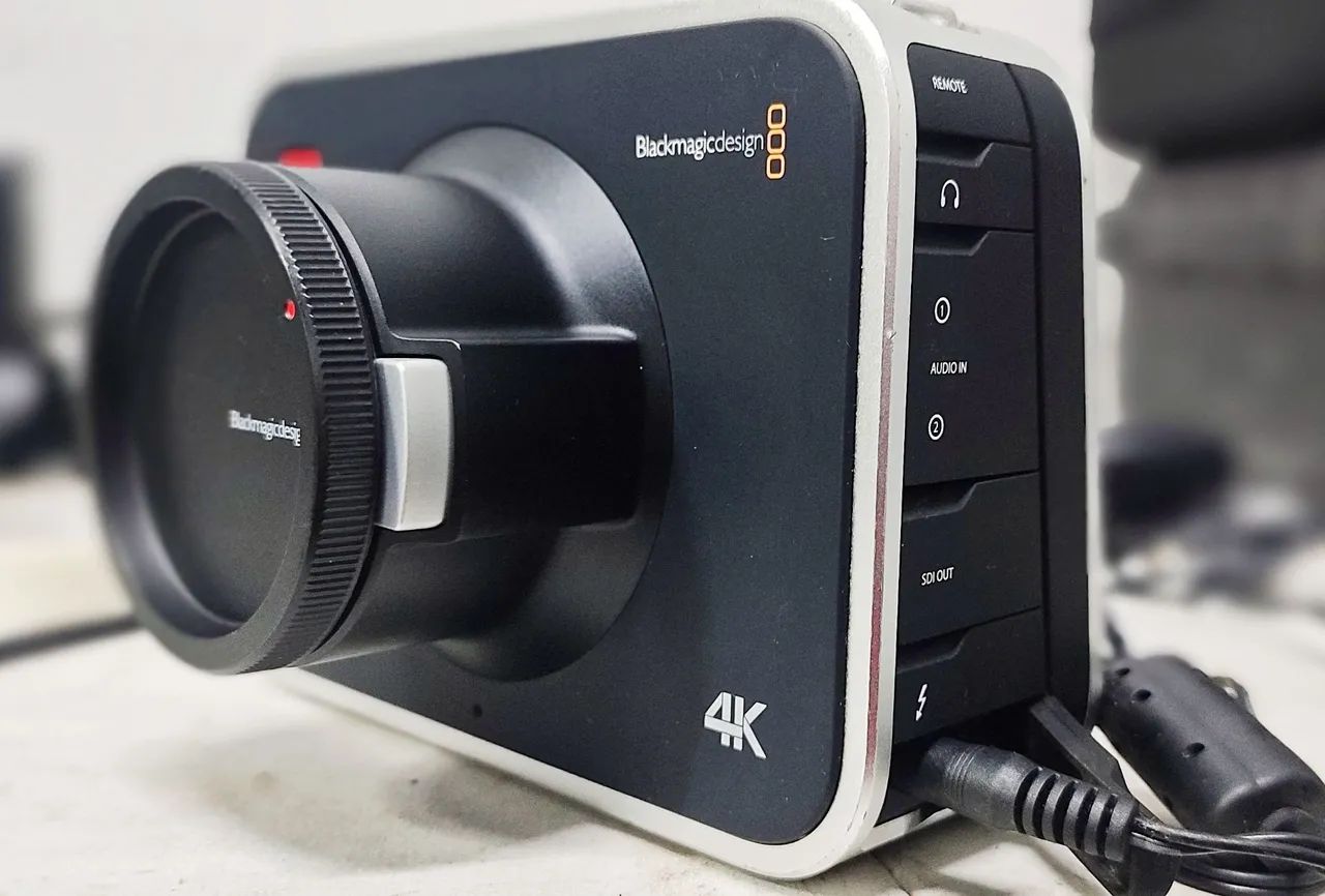 Câmera Blackmagic Design Production 4K(EF Mount)- *ATENÇÃO* Saída