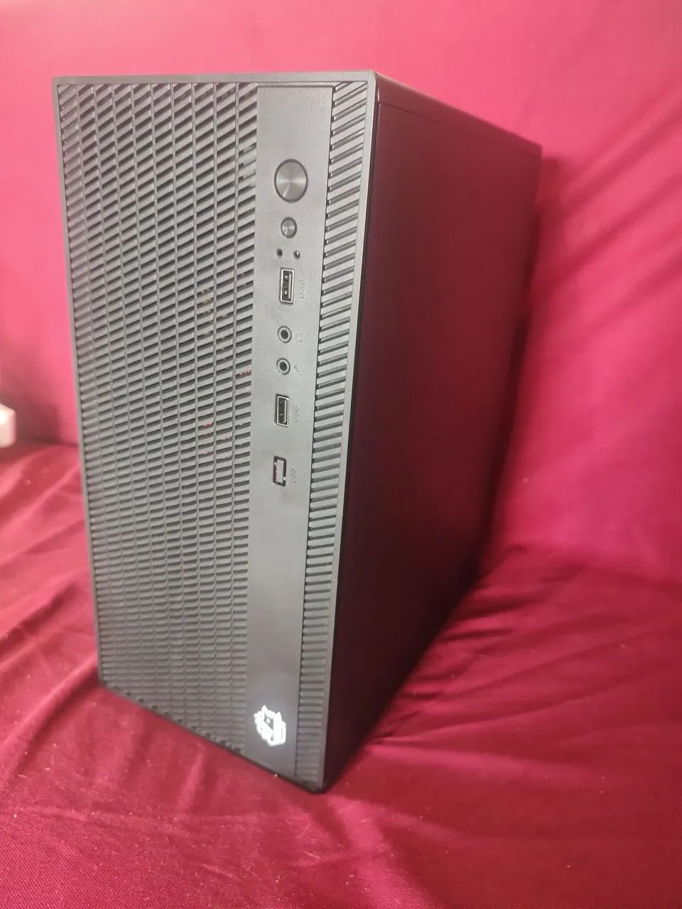 PC com teclado e mouse