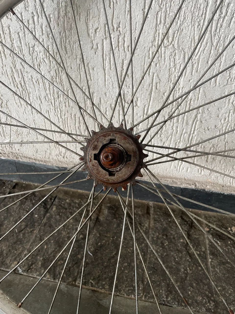 Roda de alumínio aro 26 usada em ótimo estado com catraca - Foto 3