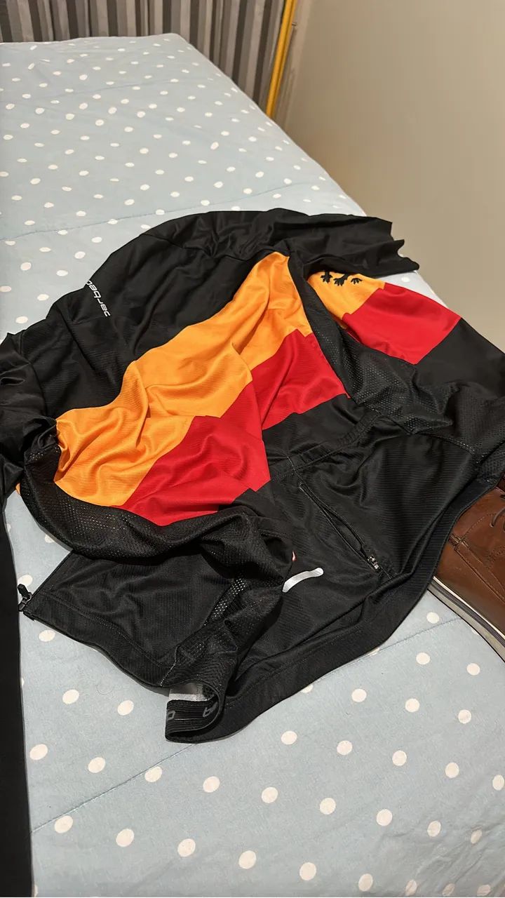 Conjunto de calça e camisa de ciclismo