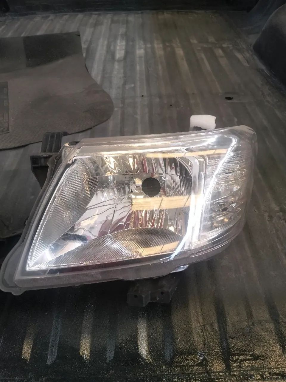 Farol Hilux 