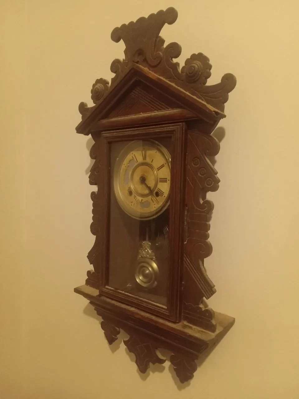 Relógio de Parede antigo com Pêndulo (funcionando, porém com detalhes). - Foto 2