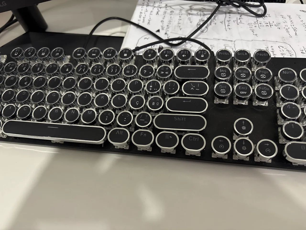 Teclado gamer mecânico, com RGB 
