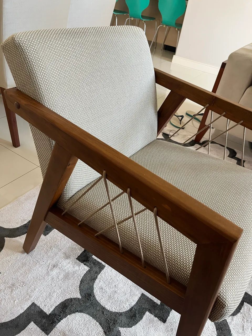 Poltrona em madeira maciça nova - Foto 2