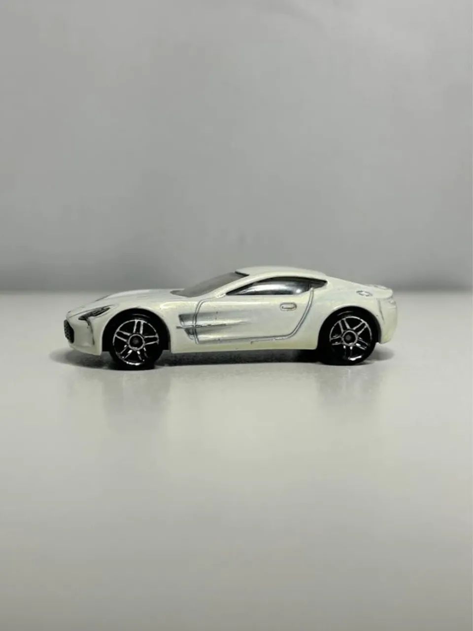 Hot Wheels Aston Martin One-77 - Branco Perolado - Loose (2012) - Foto 3