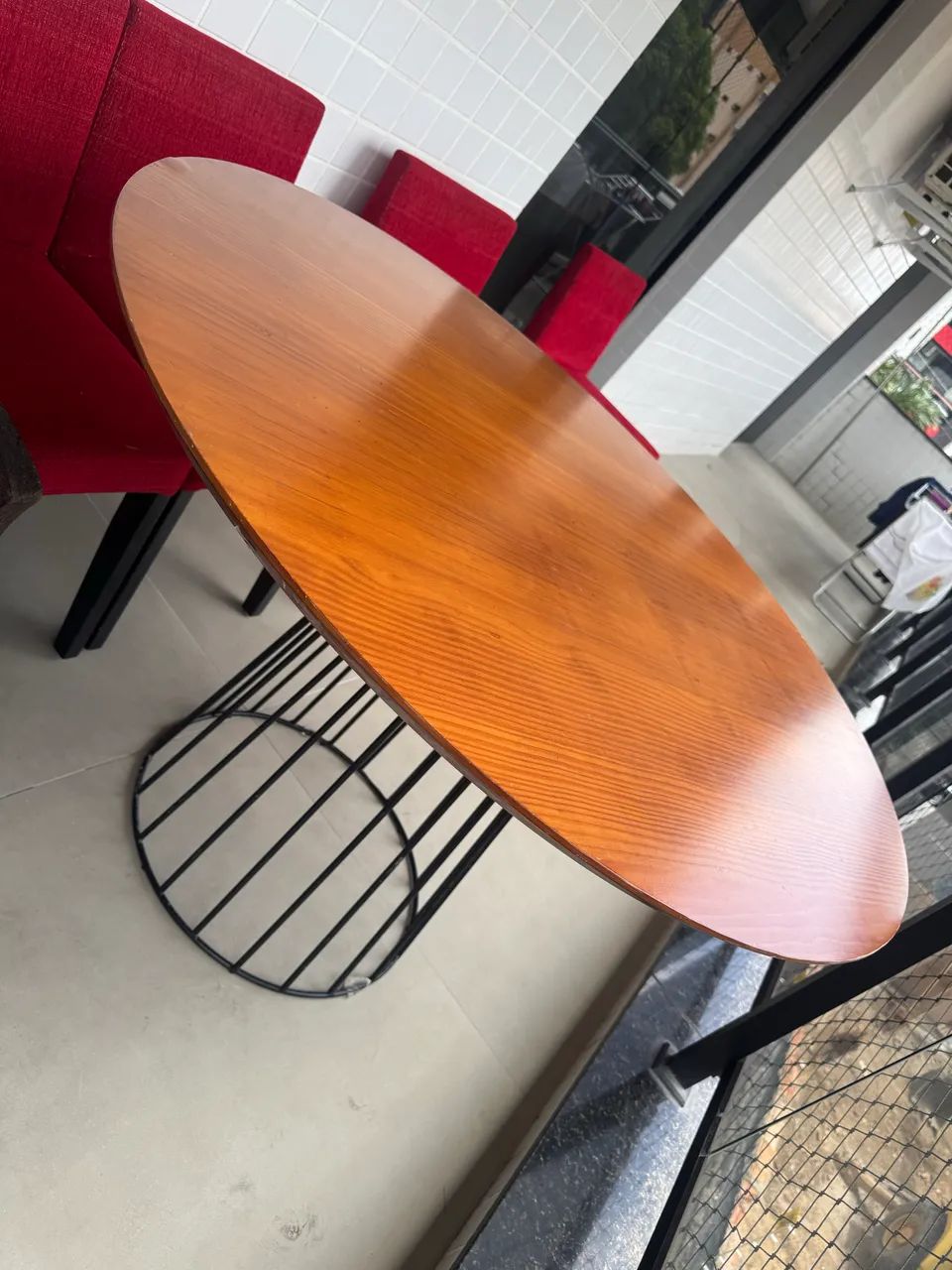 Mesa Tok Stok raiada e madeira 1,20m