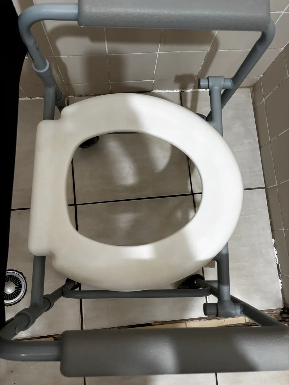 Cadeira de rodas com assento sanitário