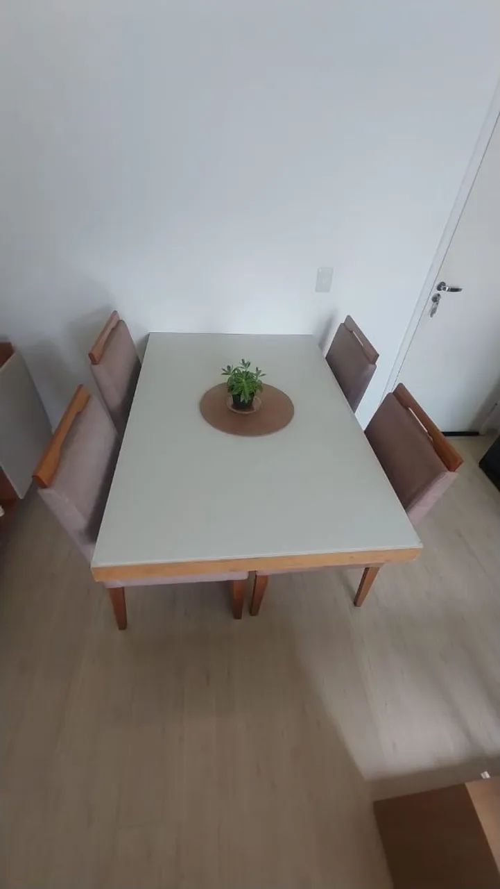 Mesa com 4 cadeiras estofadas bege