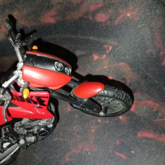 MININATURA DA MOTO DUKE KTM VERMELHA E PRETA - Foto 2